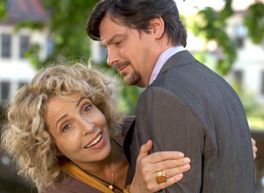 Winkeladvokat Teddy Klein (Fritz Karl) will Richterin Lena Kalbach (Michaela May) für seine Zwecke einspannen. Bild: Sender