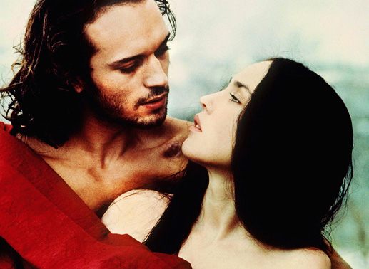 Der Protestant La M&ocirc;le (Vincent Perez) versucht, seine Lebensretterin und Liebhaberin, die katholische K&ouml;nigin Margot (Isabelle Adjani) vor dem Religionskrieg in Sicherheit zu bringen.
Bild: Sender