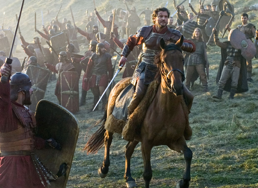 Mit einer handvoll Getreuer gelingt es aber gelingt es Aurelius (Colin Firth), den kindlichen Kaiser und seinen Lehrer zu befreien und, zur&uuml;ck auf dem Festland, einen ersten Sieg gegen die gotischen Besatzer zu erringen. Aber was nutzt eine trickreich gewonnene Schlacht, wenn man keine Armee mehr hat? Bild: Sender