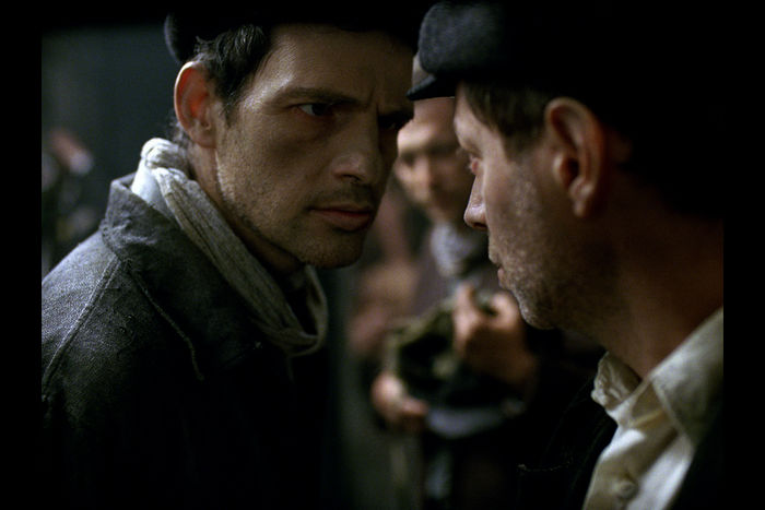 Saul Ausl&auml;nder (Geza R&ouml;hrig, li.), Sonderkommando-Mitglied im KZ Auschwitz-Birkenau, ist entschlossen, seine Mission um jeden Preis zu erf&uuml;llen. Bild: Sender / Lakoon Filmgroup/Magyar Nemzeti Filmalap
