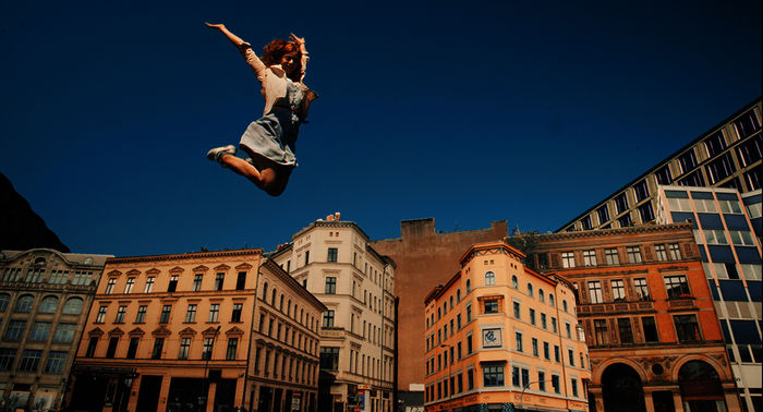 Cleo: Cleo (Marleen Lohse) &uuml;ber den D&auml;chern von Berlin. Bild: Sender /  ZDF und Johannes Louis. 