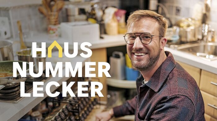 Hausnummer Lecker: Was zaubert ein Spitzenkoch aus einem fremden K&uuml;hlschrank? In der neuen Reihe &bdquo;Hausnummer Lecker&ldquo; tritt der Karlsruher Koch S&ouml;ren Anders den ultimativen H&auml;rtetest an. Bild: Sender / SWR / Christian Koch,