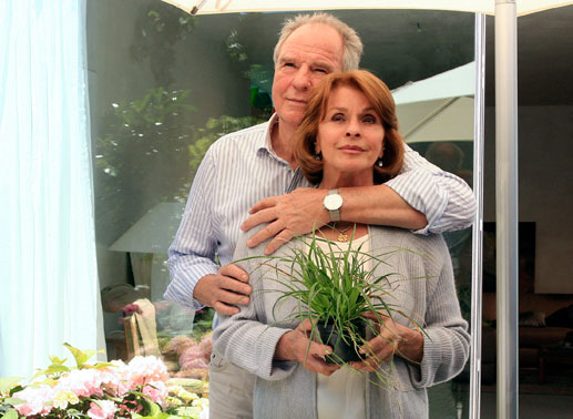 Endlich haben Bernhard (Friedrich von Thun) und Claire (Senta Berger) Zeit f&uuml;reinander. Bild: Sender / Erika Hauri