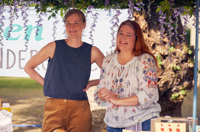 Landfrauen - Wir k&ouml;nnen auch anders! Katja (Ines Marie Westernstr&ouml;er) und Emilie (Nadja Zwanziger) helfen auf dem Dorffest. Bild: Sender / ARD Degeto / Frank Dicks