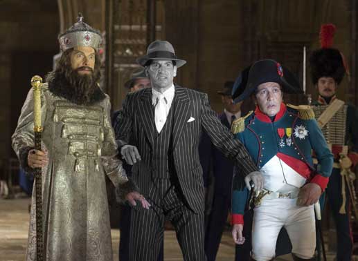 Die drei schlimmsten B&ouml;sewichte der Zeitgeschichte, (v.li.) Iwan der Schreckliche (Christopher Guest), Al Capone (Jon Bernthal) und Napoleon Bonaparte (Alain Chabat) haben sich mit Kahmunrah verb&uuml;ndet, um die Armeen der Unterwelt heraufzubeschw&ouml;ren. Bild: Sender