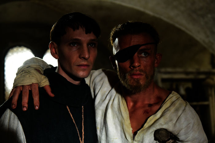 Narziss und Goldmund: Narziss (Sabin Tambrea) und Goldmund (Jannis Niew&ouml;hner) haben sich als Kinder im Kloster kennen gelernt - der Beginn einer lebenslangen Freundschaft. Bild: Sender / ZDF / J&uuml;rgen Olczyk. 