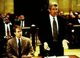 Angeklagter und sein Anwalt: Edward Norton und Richard Gere. Bild: Sender