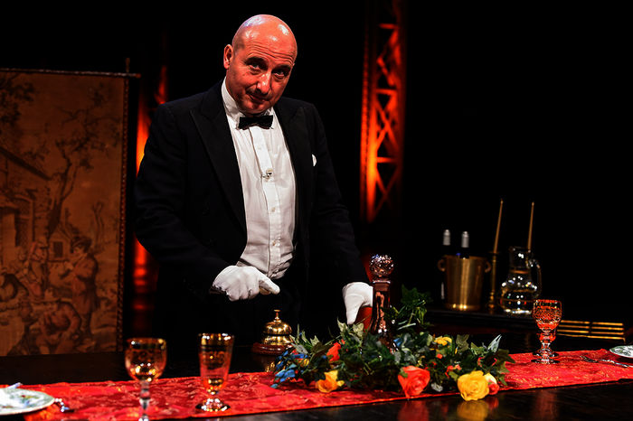 Die Tafel ist gedeckt, der Butler (Christoph F&auml;lbl) ist bereit. Bild: Sender / ORF / Thomas Jantzen