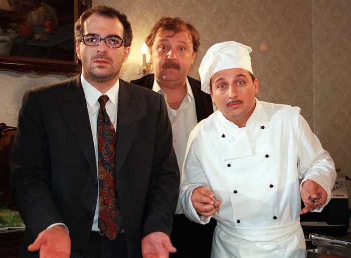 Michael Niavarani (Mario), G&ouml;tz Kauffmann (Franz), Christoph F&auml;lbl (Boris). Bild: Sender / MR-Film / Thomas Prodinger