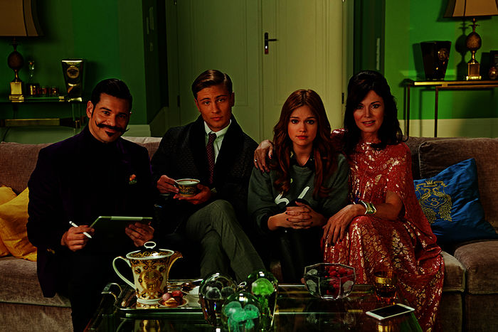 Rick Kavanian (Olivjeh), Jannik Sch&uuml;mann (Albrecht von Schlacht), Emilia Sch&uuml;le (Anabel von Schlacht), Iris Berben (Trixi von Schlacht). Bild: Sender/Warner