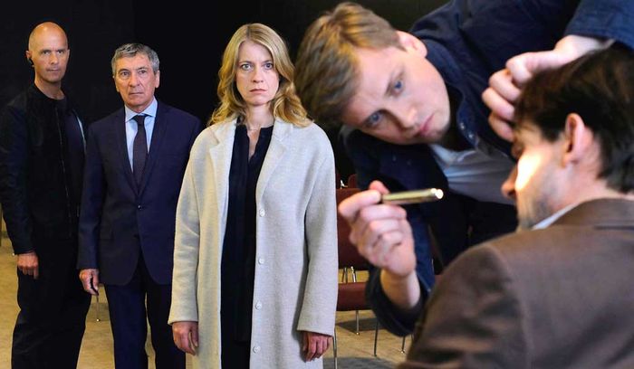 Pl&ouml;tzlich ist David (Hans-Werner Meyer) tot: Seine Ehefrau Claire (Caroline Peters), sein Chef Hagedorn (Rudolf Kowalski) und sein Assistent Michael (Christoph Maria Herbst) schauen zu, wie Dr. Bauer (Jannek Petri) den Tod feststellt. Bild: Sender / ARD Degeto / Jacqueline Krause-Burberg