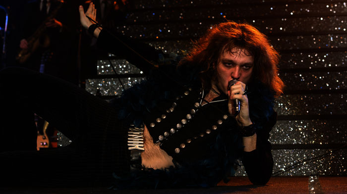 Lindenberg! Mach Dein Ding. Udo Lindenberg (Jan B&uuml;low) erobert mit seiner Extravaganz die B&uuml;hne. Bild: Sender / ARD Degeto / DCM / Letterbox Filmproduktion / Sandra Hoever