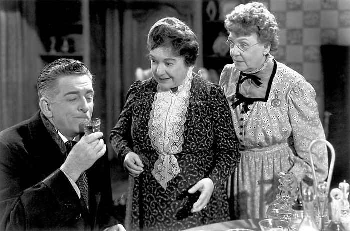 Die Tanten Abby (Josephine Hull) und Martha (Jean Adair) mit ihrem n&auml;chsten Opfer Mr. Witherspoon (Edward Everett Horton). Bild: Sender