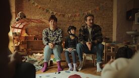 Fang mich doch! Die Eltern Mara Sommer (Pina Bergemann) und Georg Sommer (Jan Krauter) sitzen mit ihrer Tochter Bernadette (Elise Lindner) in der Kita Regenbogen und stellen sich den Kitaeltern vor. Bild: Sender / ZDF / Omri Alon