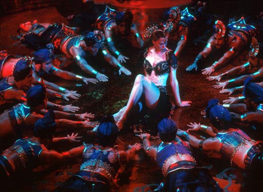 Frivol und elektrisierend: die abendlichen Shows im Moulin Rouge. Bild: Sender