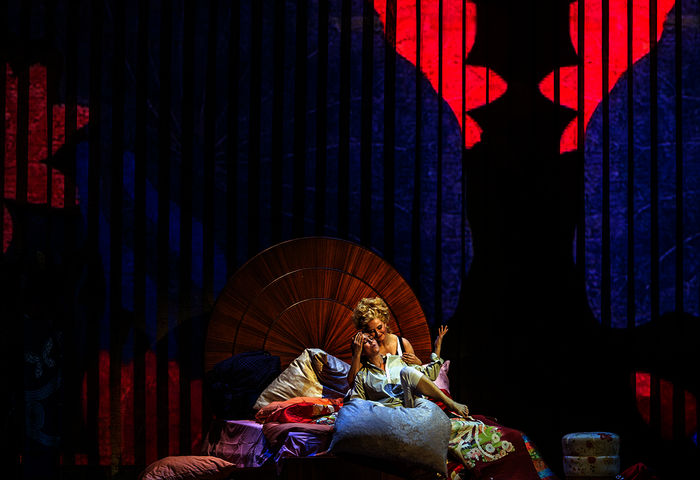 Octavian (Mich&egrave;le Losier) und Feldmarschallin F&uuml;rstin Werdenberg (Camilla Nylund). Bild: Sender / ZDF / Ruth Walz. 