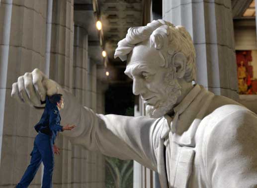Larry (Ben Stiller) sucht Rat bei der &uuml;berdimensionalen Statue Abraham Lincolns. Bild: Sender