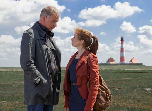 In Husum ermitteln der wortkarge Nordfriese Jon Peterson (Frank Vockroth) und die alleinerziehende Gro&szlig;stadtfrau Nora Neubauer (Loretta Stern). Bild: Sender