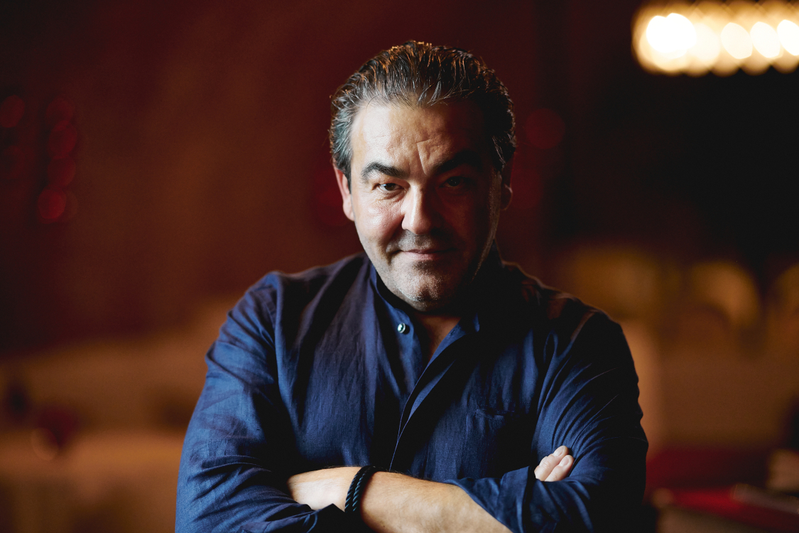 Restaurantlegenden: Komponisten: Juan Amador ist als spanisches Gastarbeiterkind in der schw&auml;bischen Pampa aufgewachsen. Und in Wien hat er das geschafft, was vor ihm noch niemand erreich hat: In &Ouml;sterreich drei Michelin-Sterne zu erkochen. Bild: Sender / ServusTV / Martin H&ouml;rmandinger