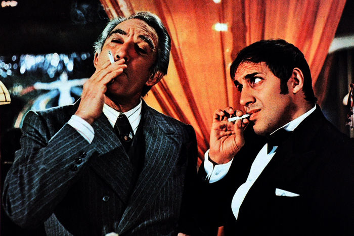 Philip (Anthony Quinn) spricht mit Felix (Adriano Celentano) an der Bar &uuml;ber seine Zukunft als Spieler.
Bild: Sender / Koch Films