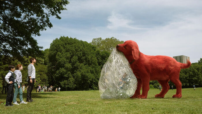 Owen (Izaac Wang), Emily (Darby Camp) und Casey (Jack Whitehall) mit Clifford, dem gro&szlig;en roten Hund. Bild: RTL / 2021 Paramount Pictures