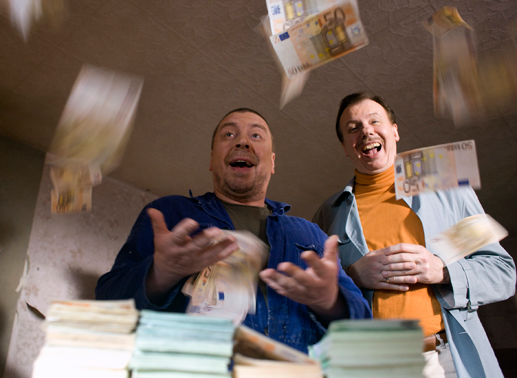 G&uuml;nther (Armin Rohde, l) &uuml;berredet seinen Kumpel Wolfgang (Ludger Pistor) das Geld von Hermann als Gehalt zu betrachten. Ihr demenzkranker Nachbar hat ohnehin jede Erinnerung an seinen Geldschatz verloren. Bild: Sender / Thomas Kost