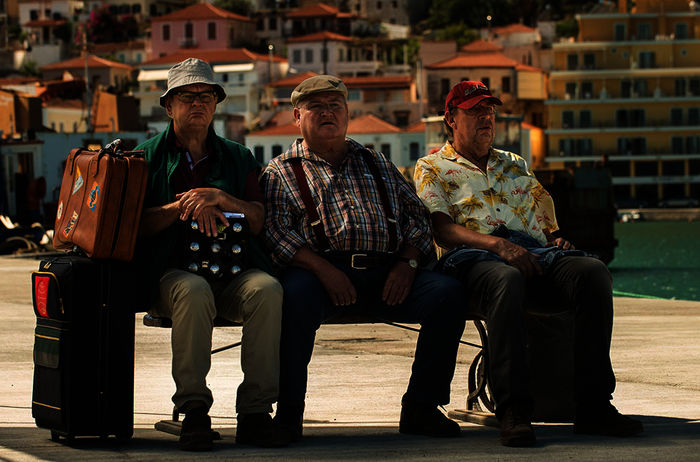 Drei Ur-Berliner im Land der Hellenen: Kr&uuml;ger (Horst Krause, Mitte), Ecki (Jörg Gudzuhn, re.) und Bernd (Fritz Roth). Bild: Bild: Sender / ARD Degeto / Stephanie Kulbach 