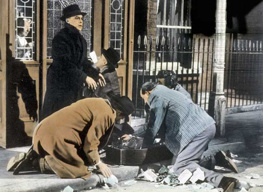 Weil Pfannkuchen sich wieder einmal sehr ungeschickt anstellte, hat sich die Bande selbst entlarvt, als sie mit der Beute verschwinden wollte. Vor den Augen der v&ouml;llig verdutzten Mrs. Wimmerforth raffen die Ganoven jetzt die Banknoten zusammen, die in einem Cellokasten verborgen waren. v. l.: Major Courtney (Cecil Parker), Louis (Herbert Lom), Prof. Marcus (Alec Guinness), Pfannkuchen (Danny Green), Harry (Peter Sellers). Links hinter der T&uuml;r: Mrs. Wimmerforth (Katie Johnson). Bild: Sender