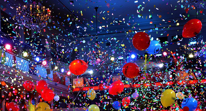 Luftballons bei "Mainz bleibt Mainz". Bild: Sender / SWR / Volker Oehl