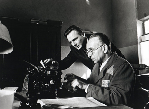 Der Industrielle Oskar Schindler (Liam Neeson) und der j&uuml;dische Itzhak Stern (Ben Kingsley) beraten &uuml;ber die rettende Liste. Bild: Sender