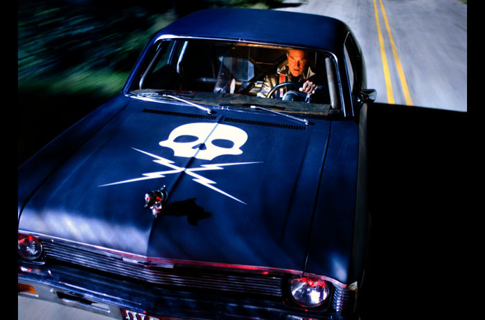 Death Proof: Stuntman Mike (Kurt Russell) ist besessen von der Lust zu t&ouml;ten: Mit seinem Chevrolet Nova zieht er durch Austin und sucht sein n&auml;chstes Opfer. Bild: Sender / TFM Distribution