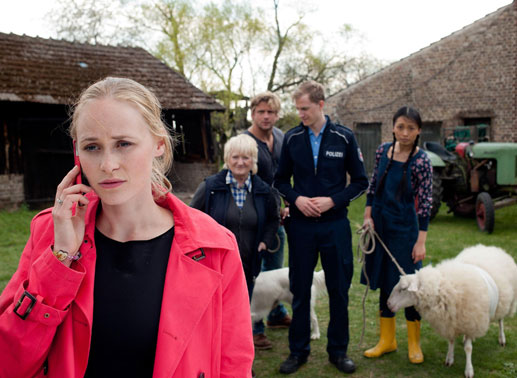 Die durchgestylte St&auml;dterin und Top-Chirurgin Dr. Fritzi Fr&uuml;hling (Inez Bjorg David) wollte nur kurz in dem Kuhkaff "Kanada" einen geerbten Bauerhof verkaufen. Doch die Dorfbewohner (v.r.) Nene (Linda Chang), Dorfpolizist Till (Matthias Bollwerk), Kai (Steve Windolf) und Betti (Carmen Maja Antoni) haben kein Interesse daran, die dringend ben&ouml;tigte &Auml;rztin wieder gehen zu lassen. Bild: Sender / Gordon M&uuml;hle