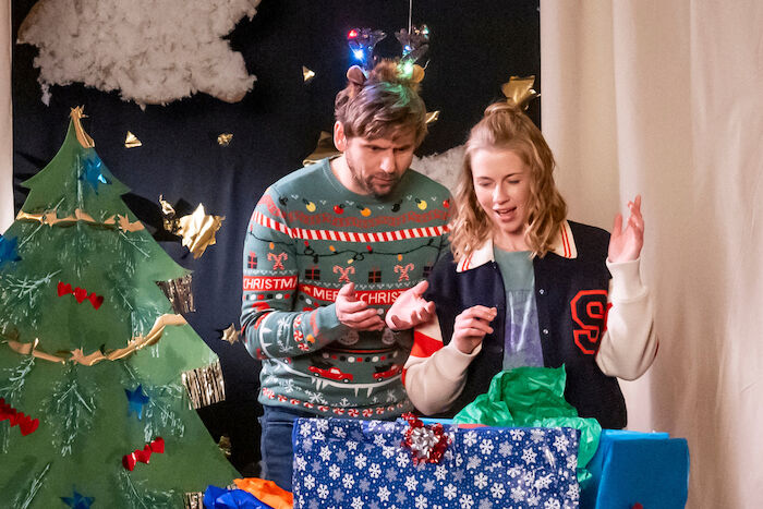 Eine fast perfekte Bescherung: Bodo Hartmann (Steve Windolf) und Liz Schott (Christine Eixenberger) erleben ein Weihnachtsfest voller &Uuml;berraschungen. Bild: Sender / ZDF / Christoph Assmann.