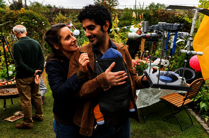 FAMILIE IST EIN FEST: Eigentlich eine glückliche Familie: Faraz (Reza Brojerdi) und Viola Helmrich (Amelie Kiefer) mit ihrem Sohn Linus. Bild: Sender / ARD Degeto / Martin Rottenkolber