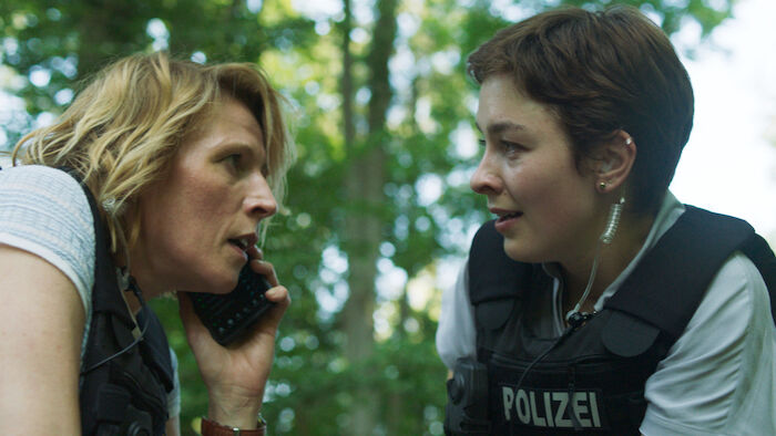 Mordufer: Doro Beitinger (Franziska Weisz) und ihre neue Chefin Chiara Locatelli (Maria W&ouml;rdemann) werden schnell zu einem unschlagbaren Ermittlerteam am Bodensee. Bild: Sender / ZDF / Constantin Campean