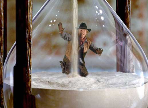 Miniaturcowboy Jedediah (Owen Wilson) k&auml;mpft in einer Sanduhr gegen den stetig rinnenden Sand hilflos um sein Leben. Bild: Sender