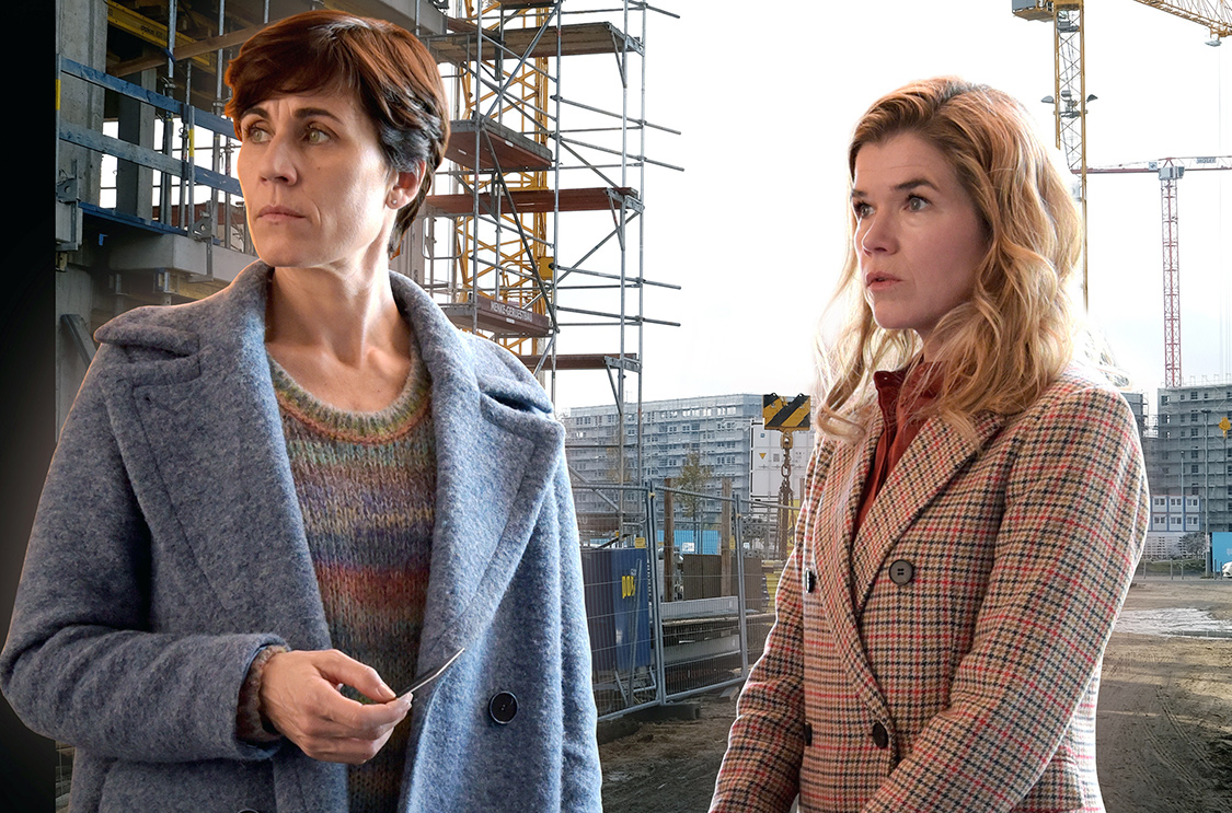Karin (Anke Engelke,) und Rommy (Nina Kunzendorf) recherchieren als investigative Journalistinnen, wer den Preis f&uuml;r g&uuml;nstig gebauten Wohnraum im boomenden Berlin bezahlt. Bild: Sender / ARD Degeto / Christiane Pausch / Montage