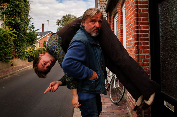 Krabbenfischer Knud L&uuml;hr (Axel Prahl) und sein Sohn Lenny (Jonas Nay). Bild: Sender /  ARD Degeto / Georges Pauly