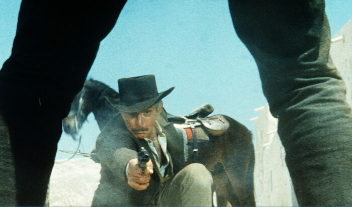 Der Tod ritt dienstags: Frank Talby (Lee Van Cleef) greift nie jemanden direkt an, sondern benutzt seine Pistole immer nur in Notwehr. Bild: Sender / Beta Film / Enzo Serafin