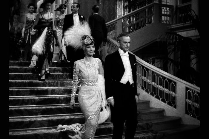 Der Pr&auml;sident der White Star Line m&ouml;chte mit der &bdquo;Titanic&ldquo; einen Geschwindigkeitsrekord brechen, um den Bankrott der Reederei zu verhindern. Zudem hofft er auf die Unterst&uuml;tzung der reichen Passagiere &ndash; wie Gloria (Kirsten Heiberg). Bild: Sender / ARD / Friedrich-Wilhelm-Murnau-Stiftung
