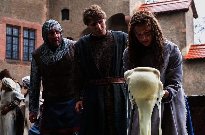 Der Topf f&uuml;r den s&uuml;&szlig;en Brei h&auml;lt, was er verspricht: Marko Dyrlich als &bdquo;Hauptmann Lenhart&ldquo;, Merlin Rose als &bdquo;Veit von Hammerlitz&ldquo; und Svenja Jung als &bdquo;Jolanthe&ldquo;. Bild: Sender /  ZDF / Anke Neugebauer / Kinderfilm GmbH