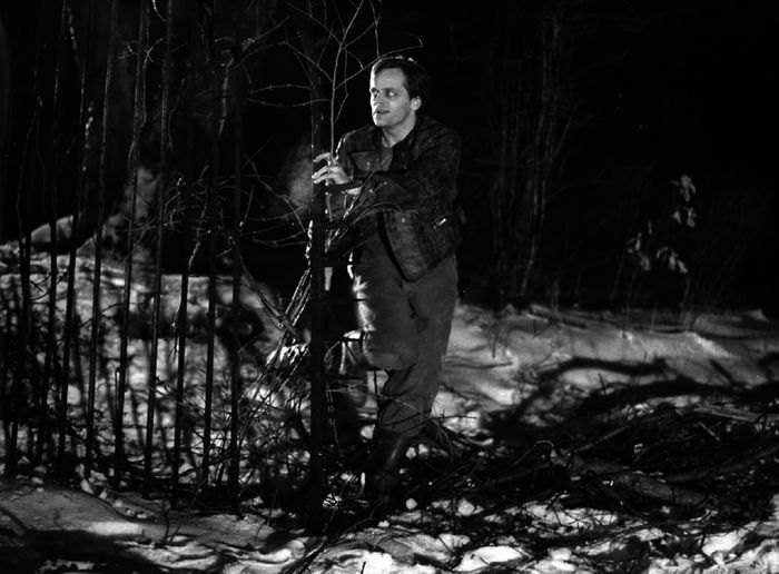 Noch jemand aus der Tiergro&szlig;handlung, der ein undurchsichtiges Spiel treibt: Frank Suttons Gehilfe Krischna Jefferson (Klaus Kinski) kann mit Waffen umgehen und ist ohne Skrupel. Bild: Sender