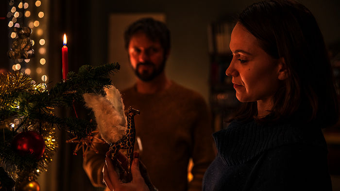 Gl&uuml;ck gehabt: Philipp Hochmair (Artur), Larissa Fuchs (Rita). Bild: Sender / Prisma Film / Jan Frankl