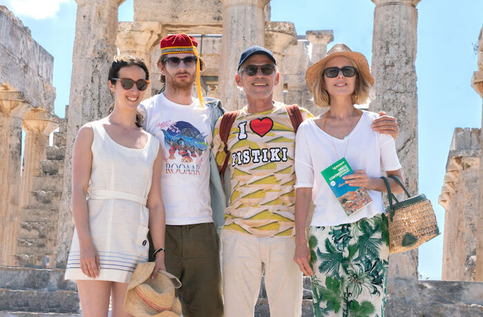Akropolis Bonjour - Monsieur Thierry macht Urlaub: arine Hamelin (Agn&egrave;s Hurstel), Antoine Hamelin (Pablo Pauly), Thierry Hamelin (Jacques Gamblin), Claire Hamelin (Pascale Arbillot). Bild: Sender / WDR / Orange Studios 2022