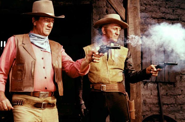 Taw Jackson (John Wayne) plant mit dem Revolverhelden Lomax (Kirk Douglas) den ganz gro&szlig;en Coup. Bild: Sender / NBC Universal