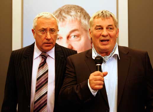 Klinikchef Prof. Weissing (Robert Giggenbach, li.) hofft, dass bei der gro&szlig;en Sponsorenveranstaltung mit dem Million&auml;r Hofmeister (Heinz Hoenig) nicht doch noch etwas schief geht. Bild: Sender