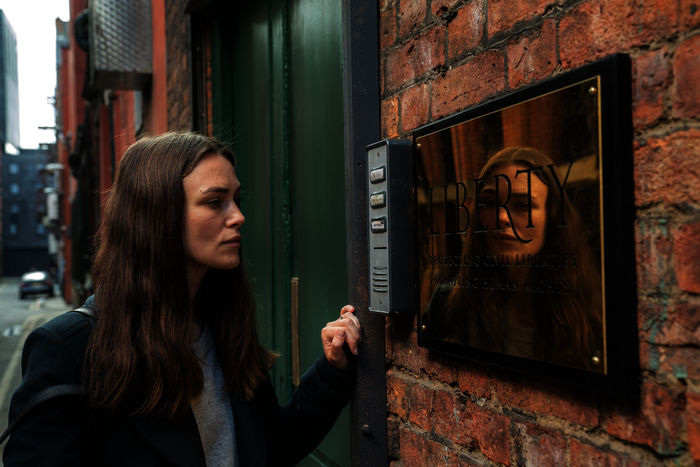Official Secrets: Katharine Gun (Keira Knightley) hofft in London auf anwaltliche Hilfe durch die B&uuml;rgerrechtsorganisation "Liberty". Bild: Sender /ZDF / Robert Viglasky