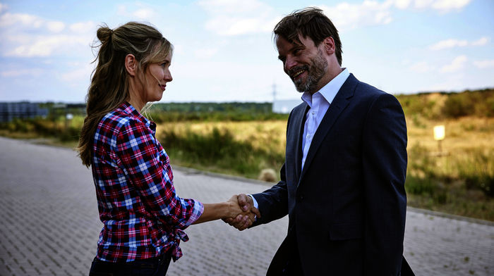 Retoure:  Willkommen im Wilden Osten: Oliver Drittenpreis (Wanja Mues) und Stefanie Stappenbeck. Bild: Sender /NDR / Kinescope Film / O-Young Kwon