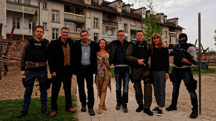 Ein Komparse, Philippe Caroit (Yves Kléber), Thomas Sarbacher (Steffen Herold), Produzentin Sabine Tettenborn, Regisseur Michael Rowitz, Andreas Heinzel (SEK Berger), Redakteurin Claudia Gerlach-Benz, ein Komparse. Bild: Sender / SWR / Polyphon Pictures