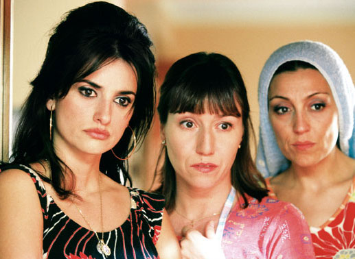 Raimunda (Penelope Cruz, li.) ist &uuml;berrascht, dass sie ihre tot geglaubte Mutter Irene bei ihrer Schwester Sole (Lola Duenas, Mitte) antrifft. Bild: Sender